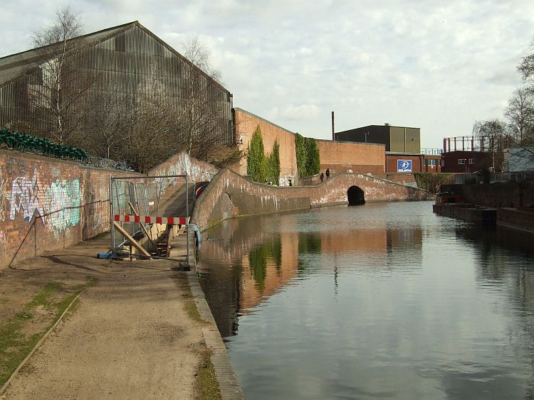 Between flights on the Birmingham and Fazeley Canal
