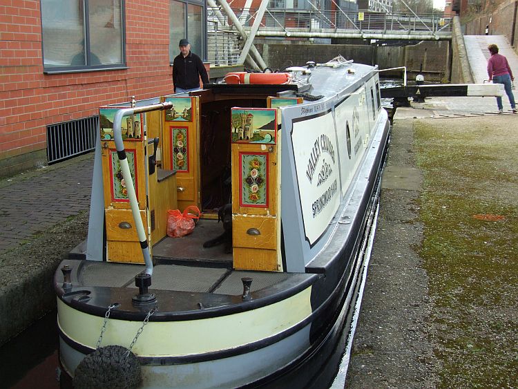 Narrowboat locks up