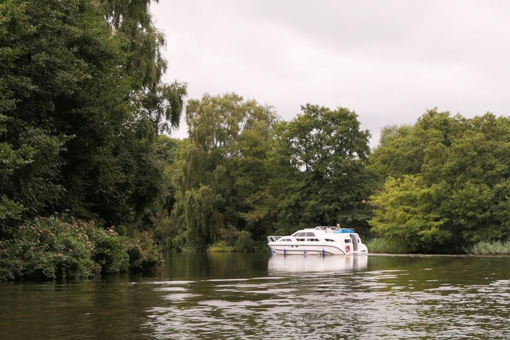 A cruiser going downstream on the Bure