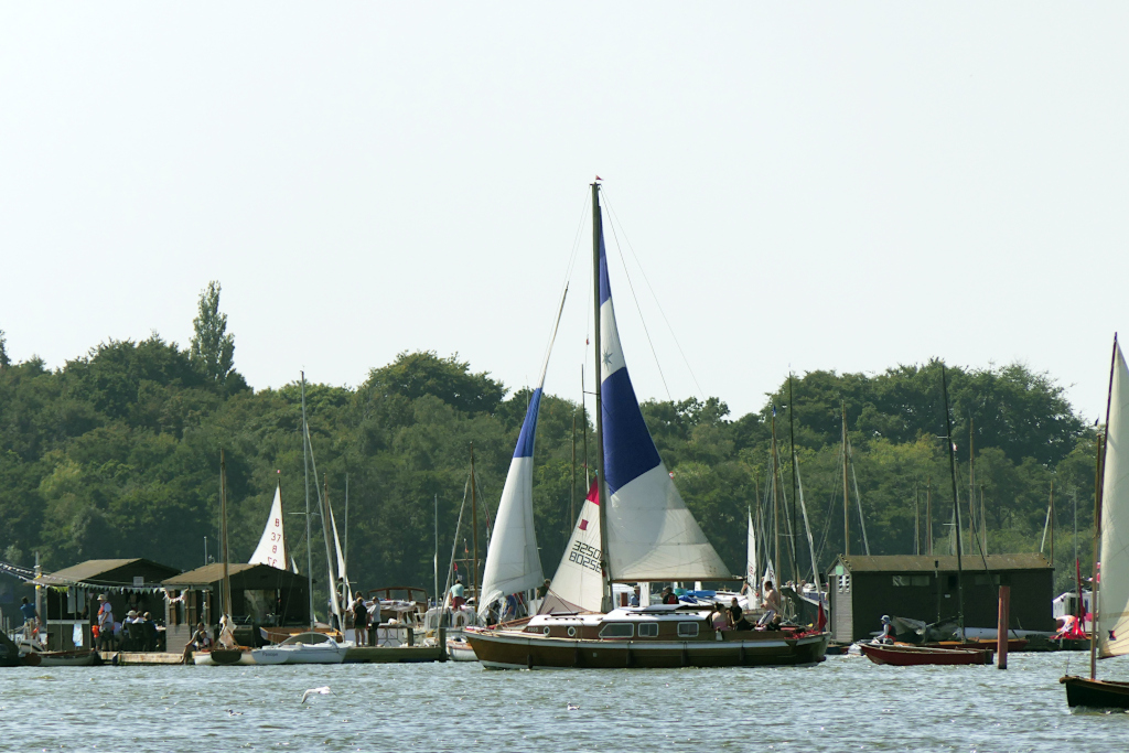 Yacht by Punt Club Pontoons